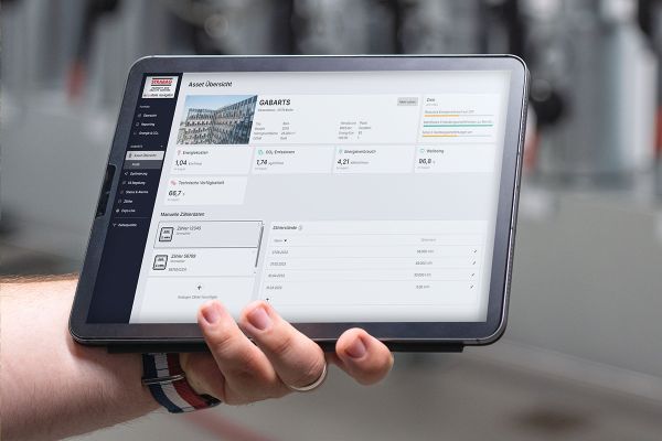 eco2solutions | Hand mit Tablet mit eco2state navigator App