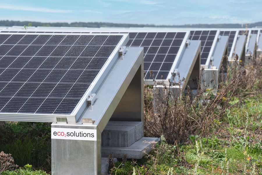 eco2solutions | eco2flair Dachbegrünung und renaturierte Außenflächen zwischen der Photovoltaik-Anlage auf dem Dach