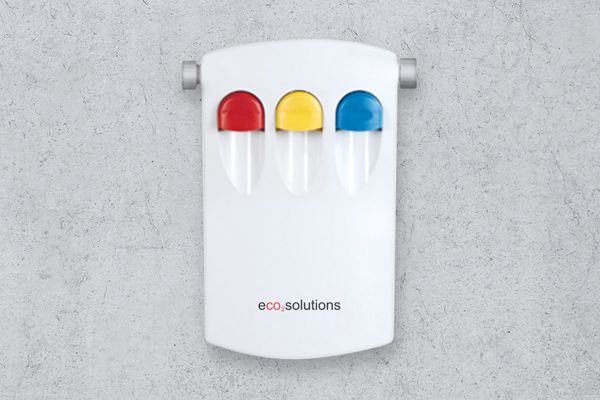 eco2solutions | eco2clean Reinigungsmitteldosieranlage mit drei farbigen Tasten hängt an Betonwand