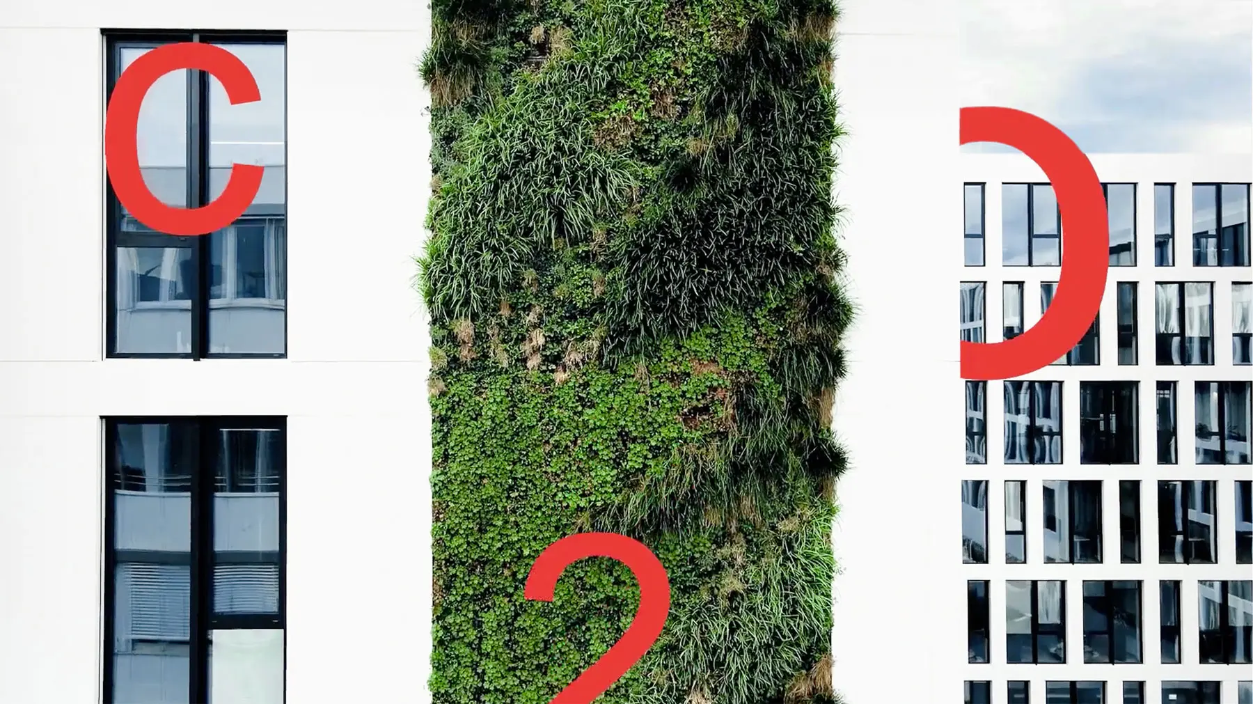 eco2solutions | Ansicht auf eco2flair Vertikalbegrünung an einem Gebäude mit CO2 Buchstaben im Hintergrund